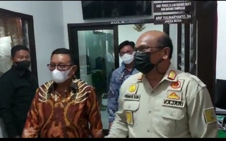 Foto saat Walikota Bitung Ir Maurits Mantiri di dampingi Sekkot Bitung sambangi kejaksaan negeri bitung dan di sambut oleh Kajari Bitung Frankie Son