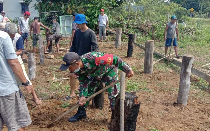 Bhabinsa Koramil 1206-03/Batang Lupar Bantu Bangun Rumah Warga Deas Sepandan