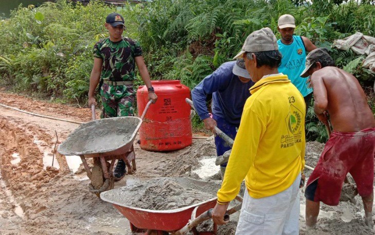 Babinsa Koramil 1206/Silat Hilir Gotong Royong Memperbaiki Jalan Desa 