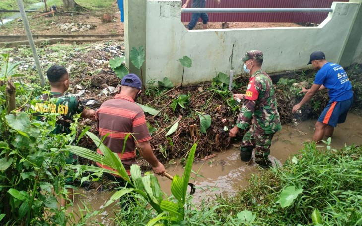 Sabtu Berfaedah, Babinsa Sungai Pinyuh Gotong Royong Bantu Warga 