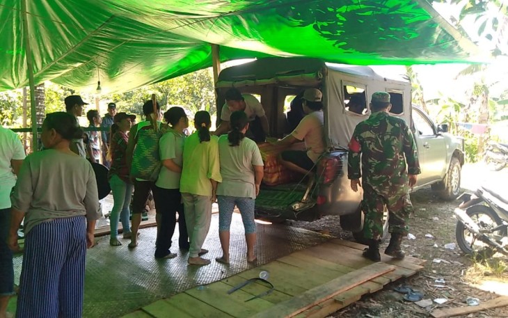Koramil 1206 - 03/Batang Lupar Bantu Antar Jenazah Menggunakan Mobil Dinas