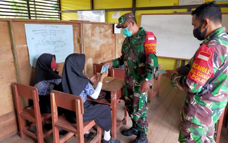Jauhkan Generasi Penerus dari Covid19, Babinsa Bagikan Masker Kepada Anak - Anak
