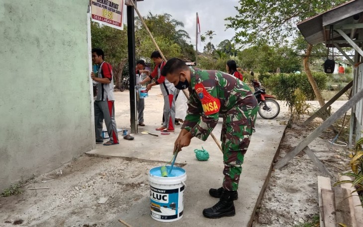 Babinsa Bantu Pengecatan Kantor Desa