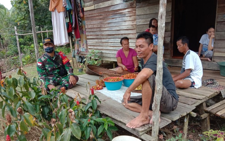 BABINSA BERIKAN BANTUAN SEMBAKO 
