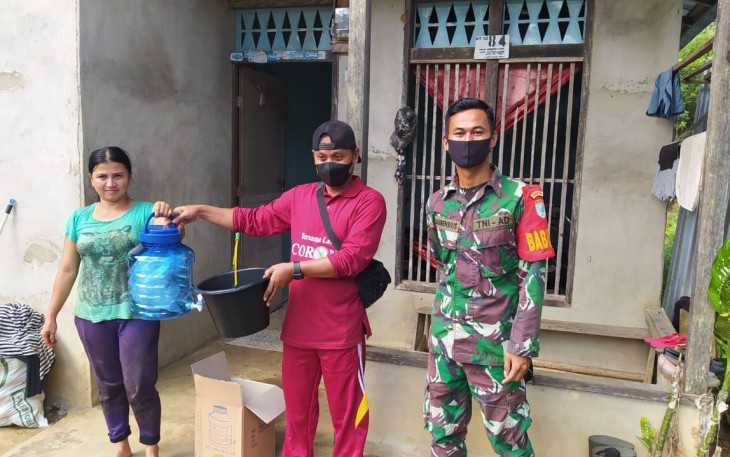 Babinsa Bantu Satgas Desa Tangguh Tanggap COVID-19, Bagikan Sarana Cuci Tangan