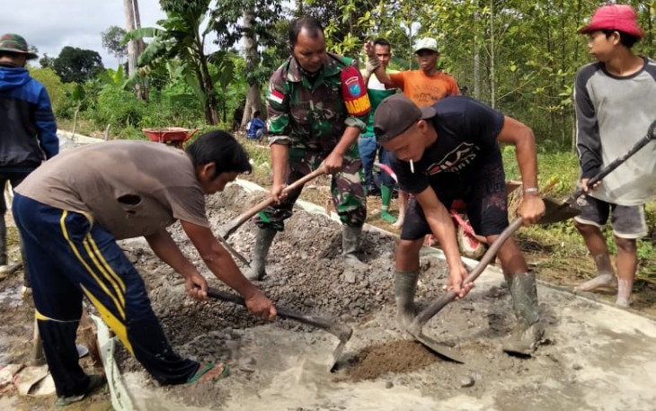 Babinsa Bantu Warga Cor Jalan Setapak