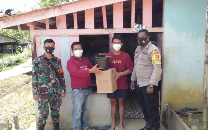 BABINSA BANTU SATGAS DESA TANGGUH TANGGAP COVID-19 DESA EMPERIANG BAGIKAN SARANA CUCI TANGAN BAGI WARGANYA