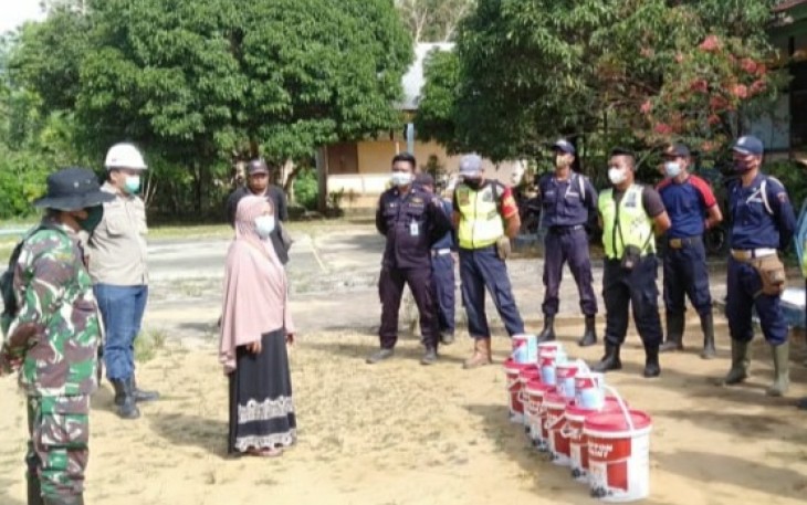 Bersama Pak Satpam Babinsa Simpang Tiga Sembelangan Kodim 1203/Ktp Laksanakan pengecatan Sekolah