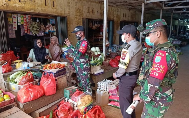 Dipasar Babinsa Dan Bhabinkamtibmas Jajaran Kodim 1203/Ktp bagikan masker Dan patroli PPKM Mikro