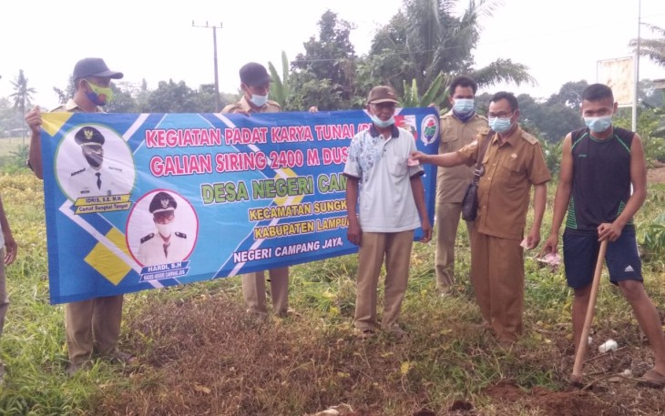 Pembangunan Drainase Padat karya Tunai Desa Negri Campang Jaya Berjalan Tepat Waktu
