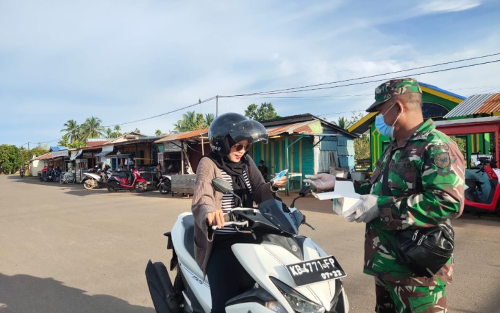 Koramil 1206-06 Membagikan Masker Gratis Kepada Masyarakat
