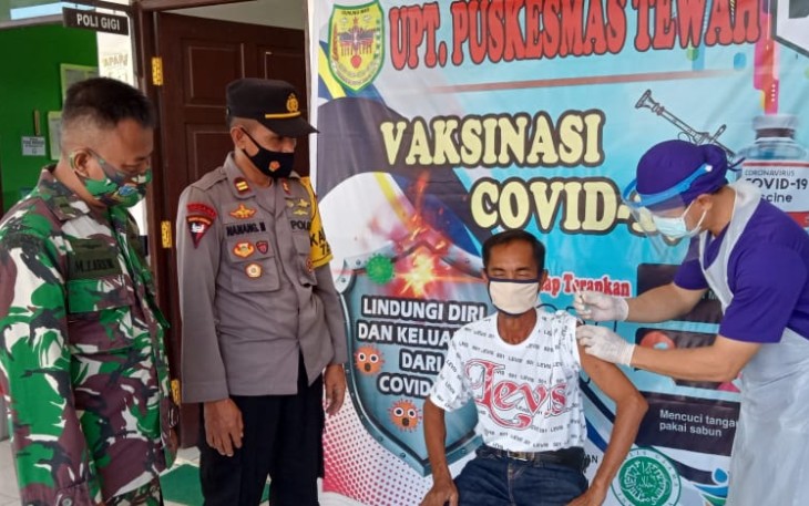 Koramil Tewah Amankan Vaksinasi Lansia dan Tenaga Pendidik