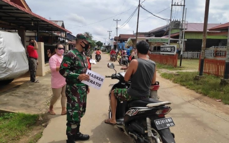 Babinsa jajaran KODIM 1206/PSB bagikan masker