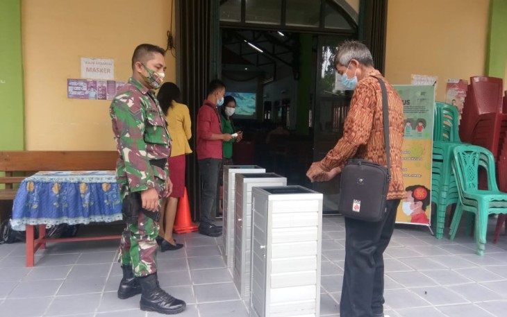 Cegah Penularan Covid-19, Babinsa Ngabang Imbau Pengunjung Pasar Terapkan Prokes