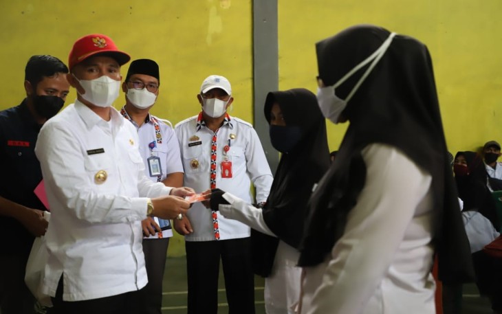  Bupati Lampung Barat Parosil Mabsus Berikan Bantuan Sembako 