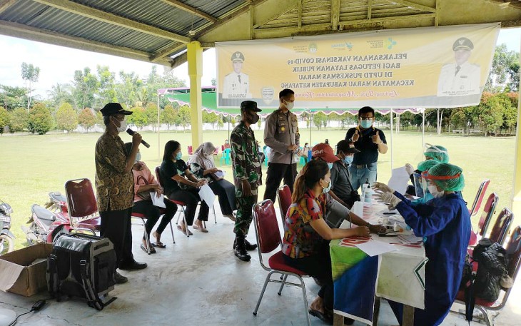 Dukung Pelaksanaan Vaksinasi Babinsa Koramil Marau Dampingi Tenaga Medis.