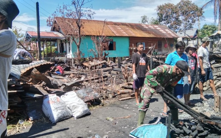 Babinsa 1206-06/Putussibau Utara Bersama Warga Bersihkan Bekas Kebakaran