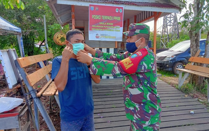 Babinsa Melaksanakan Kegiatan PPKM Dan Pembagian Masker 