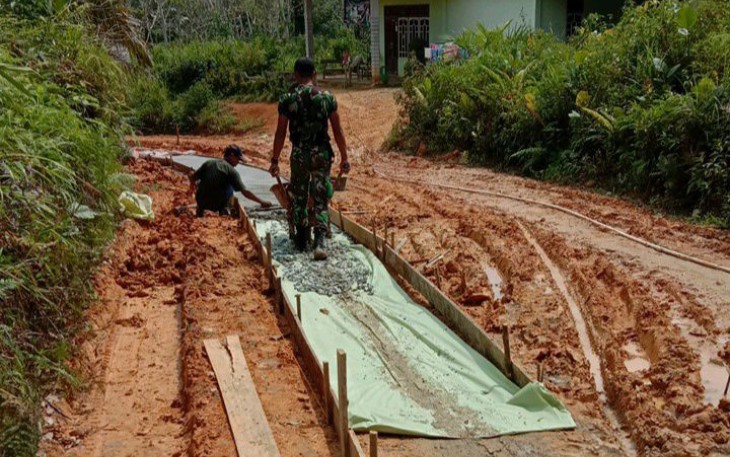 Bangun Semangat Kebersamaan Koramil 1206-11/Silat Hilir Dan Warga  Laksanakan Gotong Royong 
