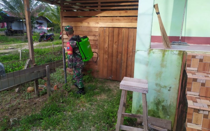 Penyemprotan Disinfektan Yang Di Lakukan Oleh Babinsa Di Rumah Warga