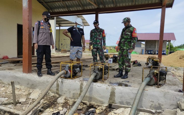 Pastikan Kondisi Peralatan Damkar Di Wilayah, Koramil Dan Polsek Teluk Batang Laksanakan Pengecekan
