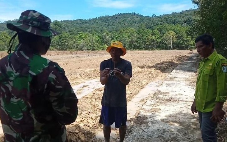 Babinsa Bersama Warga Turun Langsung Melihat Sawah Yang Akan Di Tanam Padi