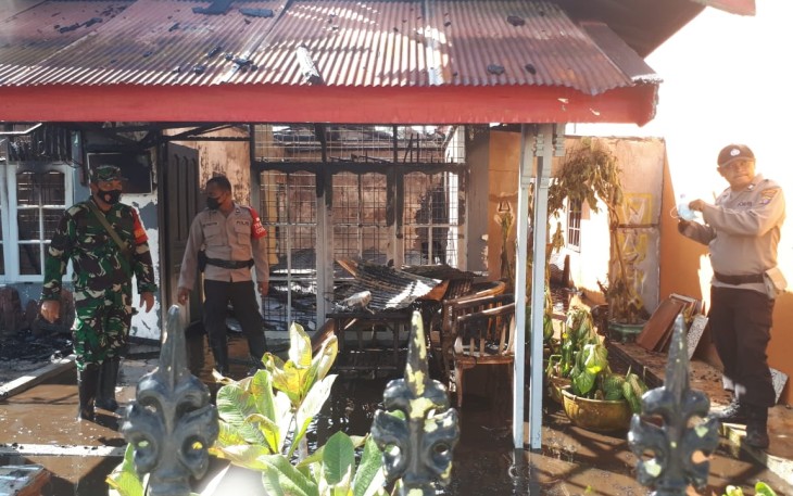 Sambangi Korban Kebakaran, Babinsa Panarung Sampaikan Ini 