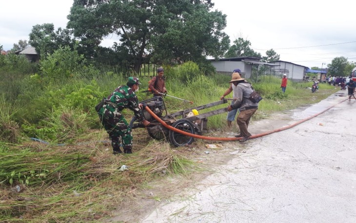 Babinsa Panarung Bantu Pengaspalan Jalan di Pemukiman Warga