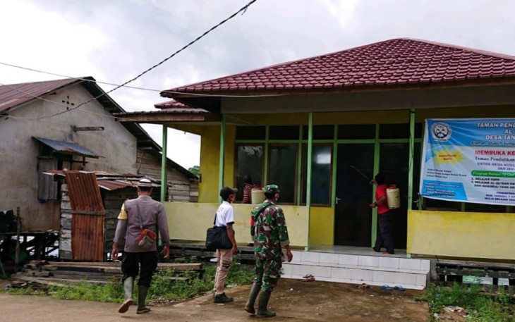 Satgas PPKM Mikro Desa Tanjung Pasar Semprotkan Disinfektan Di Pemukiman Warga