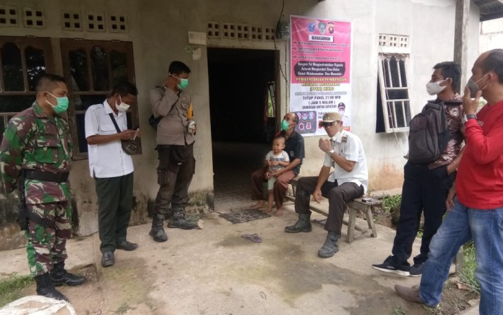 Babinsa dan Bhabinkamtibmas Dampingi Camat Sengah Temila Sosialisasikan PPKM 