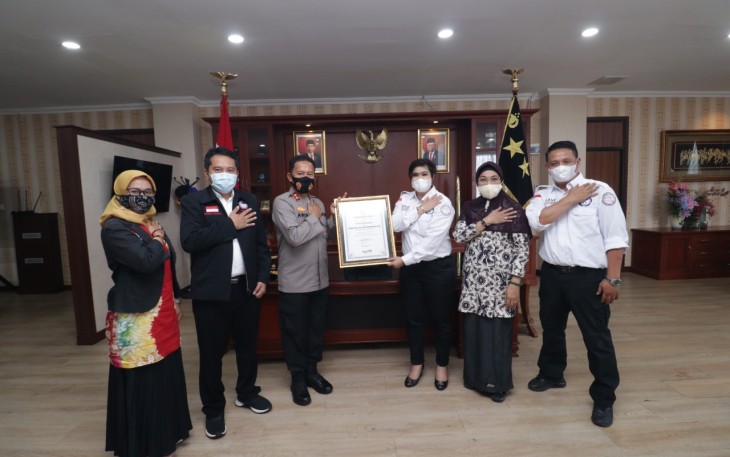 Kapolda Kepri Terima Penghargaan dari Tim Reaksi Cepat Perlindungan Perempuan dan Anak Indonesia 