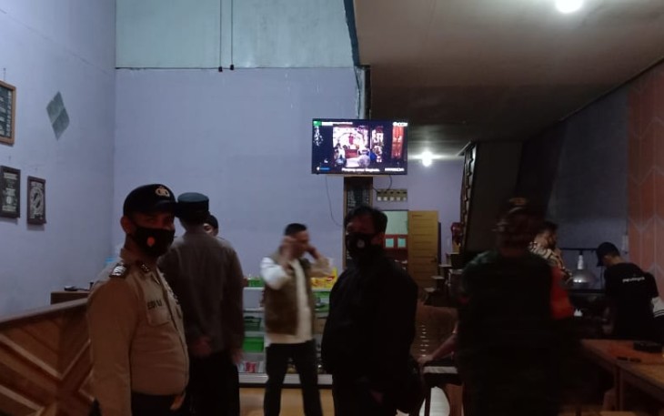 Sinergitas TNI-Polri, Patroli Malam Sosialisasikan Prokes dan PPKM