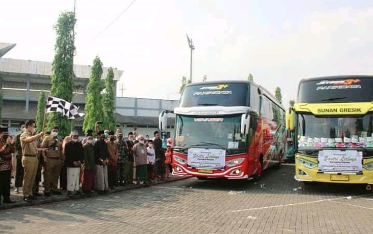 Pemerintah Kabupaten melepas keberangkatan para santri kembali ke Pondok Pesantren di Jawa Timur, Senin Kemarin (24/05/2021) di halaman Stadion Utama Kendal.