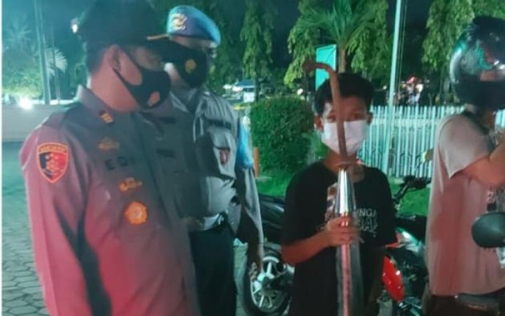 Personil Polres Pekalongan Kota gabungan piket Fungsi dan Polsek Jajaran dipimpin Piket Pawas AKP Edy Sukamtonyoto,SH,M.S.i dan Ipda Lestari, SH menggelar kegiatan operasi yustisi penegakkan protokol kesehatan (Prokes), Sabtu (1/5/2021)