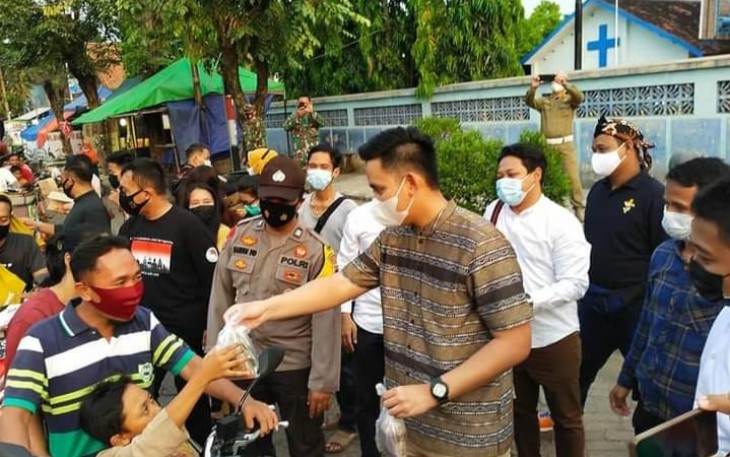 Bupati Kendal Dico M. Ganinduto, B.Sc membagikan takjil kepada pengguna jalan di wilayah Kecamatan Weleri, bersama Forum Kerukunan Umat Beragam (FKUB), kemarin hari Minggu (2/5/2021).