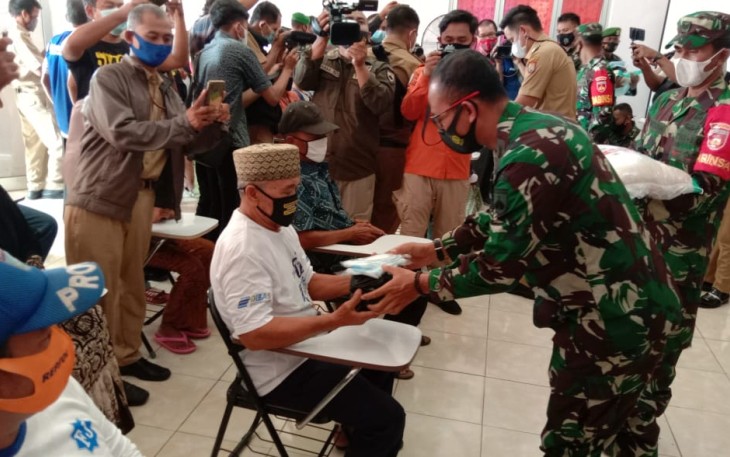 Danrem 073/Makutarama memberikan bansos kepada nelayan Bandengan