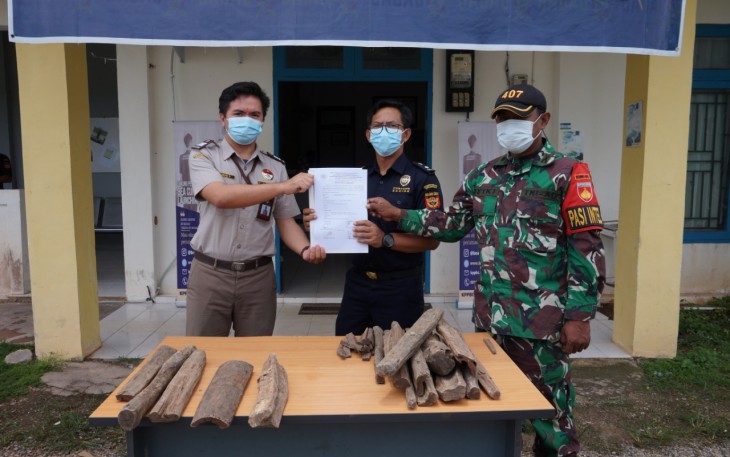 Satuan tugas pengamanan perbatasan RI-Malaysia Yonif 407/PK bersama Instansi Bea & Cukai Kelas II Nanga Badau menyerahkan barang bukti berupa kayu gaharu mentah seberat 13,5 Kg dan gaharu kepingan seberat 2,5 Kg kepada Stasiun Karantina Pertanian Kelas I Entikong Wilker Nanga Badau bertempat di Kantor Bea & Cukai Nanga Badau, Kecamatan Badau, Kabupaten Kapuas Hulu, Kalbar.