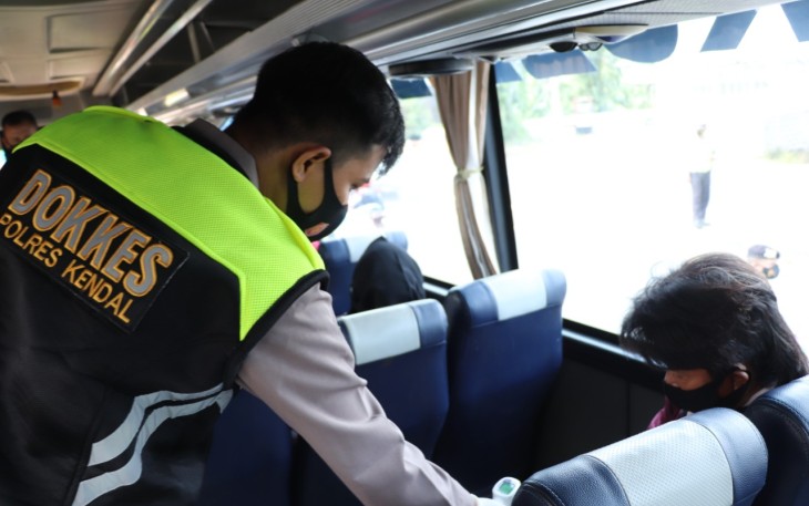 Petugas yang melakukan penyekatan di perbatasan Kendal-Batang Jumat 07 Mei 2021 meminta bus pariwisata untuk putar balik karena mengangkut pemudik.