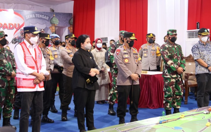 Kapolri Jenderal Polisi Listyo Sigit Prabowo melakukan peninjauan Operasi Ketupat 2021 di Pejagan, Brebes, Jawa Tengah, Minggu (9/5/2021).