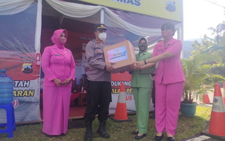 Persit KCK Koorcab Rem 071,  Cabang XVI Dim Banyumas, Ranting 2 Yonif 405 dan Bhayangkari Cabang Kota Banyumas Berbagi Kasih Kepada Petugas dan Relawan Pospam Lebaran.