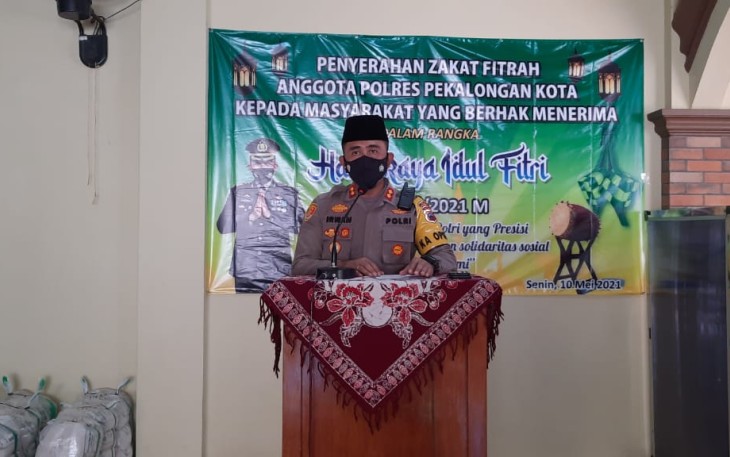 Kapolres Pekalongan Kota  Menghadiri Pembagian Zakat Fitrah Kepada Perwakilan Pengurus Yayasan Anak Yatim Piatu,Difabel dan Dhuafa  Dimasjid Nur Hidayah Senin (10/5/2021).
