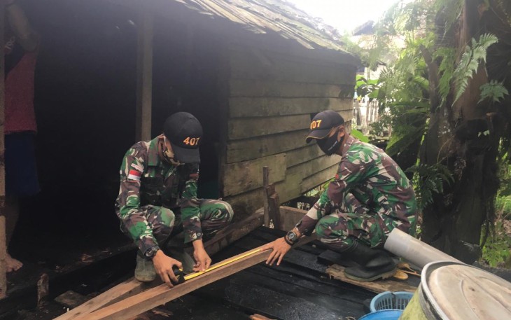 Satuan Tugas Pengamanan Perbatasan RI-Malaysia Yonif 407/PK anggota Pos Seriang membantu warga merenovasi dapur yang berada di Desa Tangit, Kec. Badau, Kab. Kapuas Hulu, Kalimantan Barat. Senin (10/05/2021).