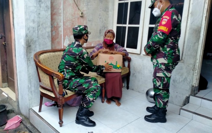 Komandan Kodim 0735 Surakarta melalui Danramil 03/Serengan Kapten Inf Tri Sakti Kristiyoso memberikan santunan serta bantuan sembako yang beralamat nenek Ngatiyah yang beralamatkan di Pringgolayan RT 2 RW 10 Kelurahan Tipes Kecamatan Serengan