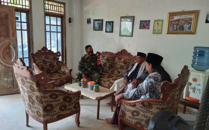 Babinsa Desa Bendosari laksanakan Traching Covid 19 kepada masyarakat Bendosari bertempat di Rumah Daryanto Dukuh Kedung Mendo Rt 01/03 Desa Bendosari Kecamatan Plantungan.