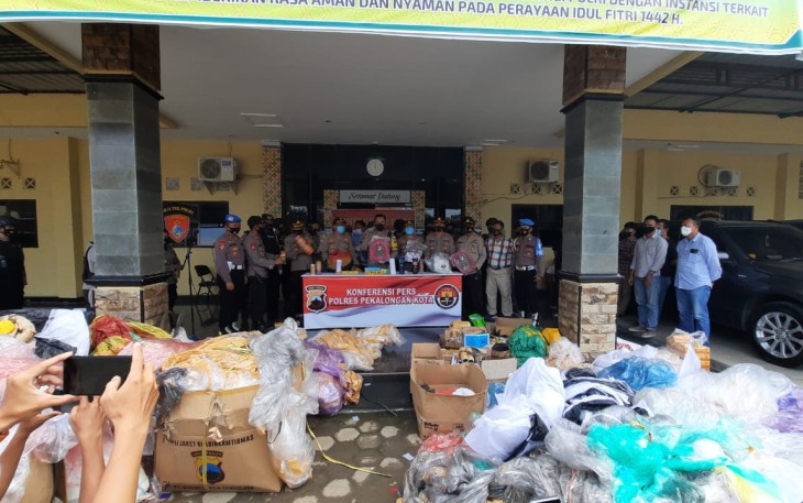 Kapolres Pekalongan Kota AKBP M Irwan Susanto, S.I.K,SH,MH, dalam konferensi pers tentang pengamanan balon udara dan petasan tradisi syawalan di Pekalongan, Kamis (20/5)