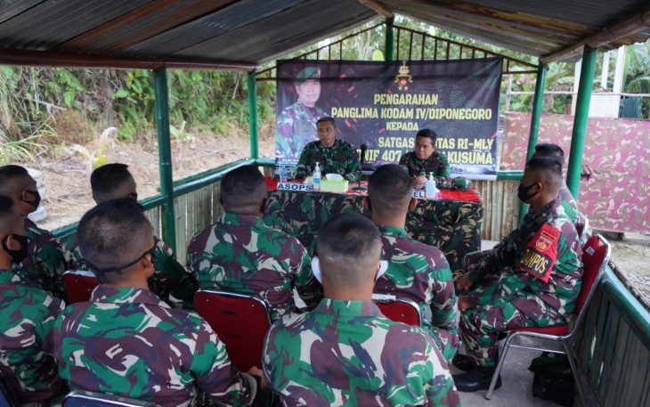 Asisten Operasi Kasdam IV/Diponegoro Kolonel Inf Djarot Suharso didampingi Asintel Kasdam IV/Diponegoro Kolonel Inf J.A Krismadi, melaksanakan kunjungan kerja (kunker) dalam rangka pengendalian dan Pengawasan Daerah Operasi (Dalwasops) Satuan Tugas (Satgas) Pengamanan Perbatasan (Pamtas) RI-Malaysia Yonif 407/PK, di wilayah Kapuas Hulu Kalimantan Barat, Kamis (20/05/2021).