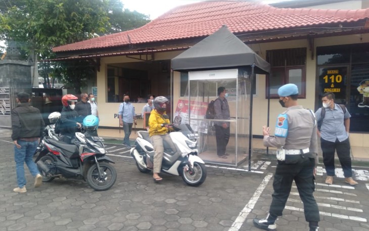 Sipropam Polres Kendal  melaksanakan pengawasan dan kegiatan  sterilisasi Anggota Polres Kendal,  bagi siapa saja yang akan memasuki Mako Polres Kendal harus masuk ke ruang sterilisasi Ozone yang berada di depan Penjagaan Mapolres Kendal pada hari, Selasa 25 Mei 2021