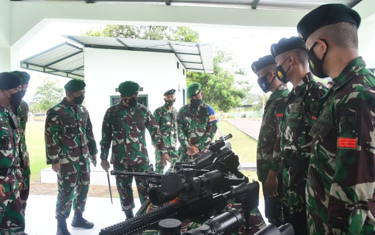 Pangdam IV/Diponegoro Mayjen TNI Rudianto melakukan kunjungan kerja ke Yonif 408/SBH dan secara resmi membuka latihan penyiapan Pratugas dalam rangka mendukung tugas operasi Pengamanan Perbatasan Penyangga (Mobile) RI-PNG yang bertempat di lapangan Mayonif 408/SBH. Selasa (25/05/2021).