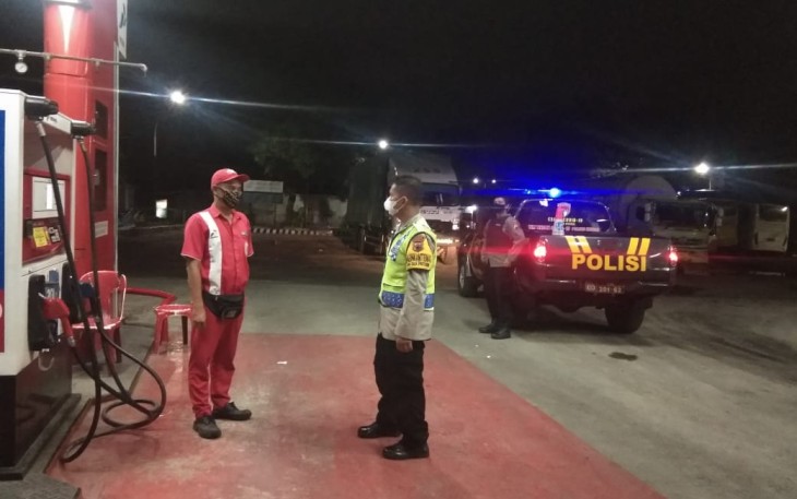 Anggota Polsek Patebon laksanakan Patroli Blue Light pada Hari Minggu, 30/5/2021.