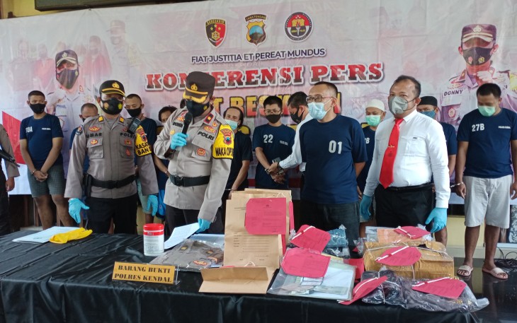 Polres Kendal laksanakan konfrensi pers di Mapolres Kendal terkait kasus Polisi gadungan